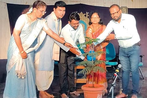 ಕುಷ್ಟಗಿ ಸರ್ಕಾರಿ ಪ್ರಥಮ ದರ್ಜೆ ಕಾಲೇಜಿನಲ್ಲಿ ಕೊಪ್ಪಳ ವಿವಿಯಿಂದ ಆಯೋಜಿಸಿದ್ದ ಶ್ರೀಕೃಷ್ಣ ದೇವರಾಯ ನಾಟಕ ಪ್ರದರ್ಶನಕ್ಕೆ ಶುಕ್ರವಾರ ಚಾಲನೆ ನೀಡಲಾಯಿತು. ಕಾಲೇಜು ಪ್ರಾಚಾರ್ಯೆ ವಿದ್ಯಾವತಿ ಗೋಟೂರು, ಪ್ರೊ.ಭೋಜರಾಜ ಎಸ್., ಉಪನ್ಯಾಸಕ ಮಹಾಂತೇಶ್ ಗವಾರಿ ಇತರರಿದ್ದರು.