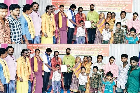 ಅಲೆಮಾರಿ ಕುಟುಂಬಗಳಿಗೆ ನಿವೇಶನ, ವಸತಿ ಒದಗಿಸಲು ಆಗ್ರಹಿಸಿ ಕುಷ್ಟಗಿಯಲ್ಲಿ ಅಲೆಮಾರಿ ಬುಡಕಟ್ಟು ಸಮುದಾಯದ ನಿಗಮ ಮಂಡಳಿಯ ಜಿಲ್ಲಾ ಸಮಿತಿ ನಾಮನಿರ್ದೇಶಿತ ಸದಸ್ಯ ಕಾಸಿಂ ಶ್ರೀಶೈಲ್ ಕೈಗೊಂಡ ಧರಣಿಗೆ ಪ್ರಗತಿಪರ ಸಂಘಟನೆಗಳು ಬೆಂಬಲ ವ್ಯಕ್ತಪಡಿಸಿದವು. ಪ್ರಮುಖರಾದ ಬಸವರಾಜ ಗಾಣಗೇರ, ಚಂದ್ರಕಾಂತ ನಾಲಗಾರ, ದೇವರಾಜ ಹಜಾಳದ, ಭೀಮಾಶಂಕರ್, ಕಿರಣ ಜ್ಯೋತಿ, ಅಲೆಮಾರಿ ಸಮುದಾಯದ ರಾಮಗಿರಿಯಪ್ಪ, ರಾಮಣ್ಣ, ದುರಗಪ್ಪ, ಶಾಂತಪ್ಪ, ಹುಸೇನಪ್ಪ, ಚನ್ನಮ್ಮ, ಸಾಲಮ್ಮ, ಲಲಿತಮ್ಮ, ಹನಮವ್ವ ಇತರರಿದ್ದರು. 