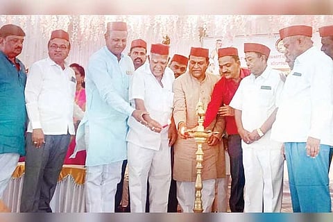 ಕುಷ್ಟಗಿಯಲ್ಲಿ ಬಣಜಿಗ ಸಮಾಜದ ಪದಾಧಿಕಾರಿಗಳ ಪದಗ್ರಹಣ ಕಾರ್ಯಕ್ರಮ ವನ್ನು ರಾಜ್ಯ ಕಾರ್ಯದರ್ಶಿ ಶಿವಾನಂದ ಬಿದರಿ ಉದ್ಘಾಟಿಸಿದರು. ಮಾಜಿ ಶಾಸಕ ಪರಣ್ಣ ಮುನವಳ್ಳಿ, ಸಮಾಜದ ತಾಲೂಕು ಅಧ್ಯಕ್ಷ ಶಶಿಧರ ಕವಲಿ, ಜಿಲ್ಲಾಧ್ಯಕ್ಷ ವೀರೇಶ ಬಂಗಾರಶೆಟ್ಟರ್ ಇತರರಿದ್ದರು.