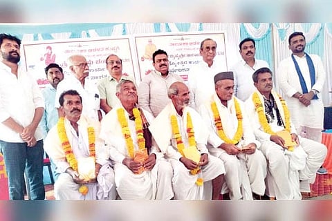 ಕುಷ್ಟಗಿಯ ತಾಲೂಕು ಕಚೇರಿಯಲ್ಲಿ ನಡೆದ ನುಲಿಯ ಚಂದಯ್ಯ ಹಾಗೂ ನಾರಾಯಣ ಗುರು ಜಯಂತಿ ಕಾರ್ಯಕ್ರಮದಲ್ಲಿ ಹಿರಿಯ ಭಜಂತ್ರಿ ಕಲಾವಿದರನ್ನು ಸನ್ಮಾನಿಸಲಾಯಿತು. ಶಾಸಕ ದೊಡ್ಡನಗೌಡ ಪಾಟೀಲ್, ತಹಸೀಲ್ದಾರ್ ಅಶೋಕ ಶಿಗ್ಗಾವಿ, ಕೊರಮ ಸಮಾಜದ ಅಂಬಣ್ಣ ಭಜಂತ್ರಿ, ರವಿಕುಮಾರ್, ಡಾ.ದೇವೇಂದ್ರಪ್ಪ ಬಳೂಟಗಿ ಇತರರಿದ್ದರು.