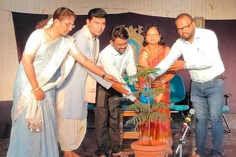 ಕುಷ್ಟಗಿ ಸರ್ಕಾರಿ ಪ್ರಥಮ ದರ್ಜೆ ಕಾಲೇಜಿನಲ್ಲಿ ಕೊಪ್ಪಳ ವಿವಿಯಿಂದ ಆಯೋಜಿಸಿದ್ದ ಶ್ರೀಕೃಷ್ಣ ದೇವರಾಯ ನಾಟಕ ಪ್ರದರ್ಶನಕ್ಕೆ ಶುಕ್ರವಾರ ಚಾಲನೆ ನೀಡಲಾಯಿತು. ಕಾಲೇಜು ಪ್ರಾಚಾರ್ಯೆ ವಿದ್ಯಾವತಿ ಗೋಟೂರು, ಪ್ರೊ.ಭೋಜರಾಜ ಎಸ್., ಉಪನ್ಯಾಸಕ ಮಹಾಂತೇಶ್ ಗವಾರಿ ಇತರರಿದ್ದರು.