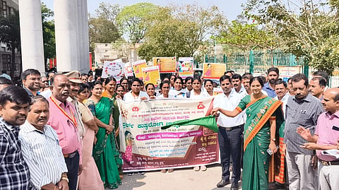 ಮಂಡ್ಯದಲ್ಲಿ ಆಯೋಜಿಸಿದ್ದ ಕುಷ್ಠರೋಗದ ಕುರಿತು ಜಾಗೃತಿ ಜಾಥಾಕ್ಕೆ ಜಿಲ್ಲಾಧಿಕಾರಿ ಡಾ.ಕುಮಾರ ಚಾಲನೆ ನೀಡಿದರು.