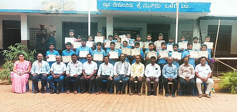 skill India ಹುಬ್ಬಳ್ಳಿಯ ಕುಸುಗಲ್ಲ ಸರ್ಕಾರಿ ಪ್ರೌಢಶಾಲೆಯಲ್ಲಿ ಶುಕ್ರವಾರ ಏರ್ಪಡಿಸಿದ್ದ ಕೌಶಲ ಪ್ರಮಾಣ ಪತ್ರ ವಿತರಣೆ ಸಮಾರಂಭದಲ್ಲಿ ರವೀಂದ್ರ ದ್ಯಾಬೇರಿಕರ್​, ಸಂತೋಷ ದಂಡಗಲ್​, ಐ.ಎಂ. ಇಳಕಲ್ಲ, ಎಲ್​.ಎಸ್​. ಪಾಟೀಲ ಇತರರು ಇದ್ದರು.