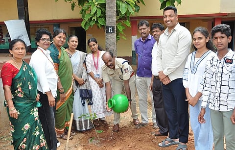 ಮಂಡ್ಯ ನಗರದ ಕುವೆಂಪು ಶತಮಾನೋತ್ಸವ ಶಾಲೆಯ ಆವರಣದಲ್ಲಿ ಆಯೋಜಿಸಿದ್ದ ಡಿವೈಎಸ್‌ಪಿ ಶಿವಮೂರ್ತಿ ಗಿಡ ನೆಟ್ಟು ನೀರೆರೆದರು. 