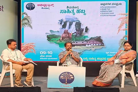 ಶಿವಮೊಗ್ಗ ಕರ್ನಾಟಕ ಸಂಘದಲ್ಲಿ ಶಿವಮೊಗ್ಗ ಸಾಹಿತ್ಯ ಹಬ್ಬದ ಎರಡನೇ ದಿನದ ಗೋಷ್ಠಿಯಲ್ಲಿ ಸಮನ್ವಯಕಾರ ರೋಹಿತ್ ಚಕ್ರತೀರ್ಥ ಮಾತನಾಡಿದರು. ಡಾ. ಟಿ.ಎಲ್.ಪ್ರವೀಣ್, ಡಾ. ಅಶ್ವಿನಿ ದೇಸಾಯಿ ಇದ್ದರು.