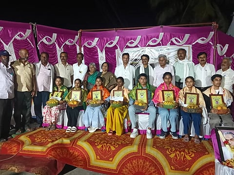 ಮಂಡ್ಯ ತಾಲೂಕು ಕೀಲಾರ ಗ್ರಾಮದಲ್ಲಿ ಆಯೋಜಿಸಿದ್ದ ಸಮಾರಂಭದಲ್ಲಿ ಪ್ರತಿಭಾವಂತ ವಿದ್ಯಾರ್ಥಿಗಳನ್ನು ಸನ್ಮಾನಿಸಲಾಯಿತು. 
