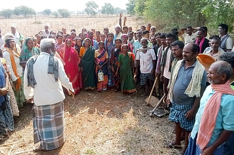 ಉದ್ಯೋಗ ಖಾತ್ರಿ ಯೋಜನೆಯ ತಾಂತ್ರಿಕ ಸಮಸ್ಯೆ ಬಗೆಹರಿಸುವಂತೆ ಆಗ್ರಹಿಸಿ ಲಕ್ಷ್ಮೇಶ್ವರ ತಾಲೂಕಿನ ಸೂರಣಗಿ ಗ್ರಾಮದಲ್ಲಿ ಕೂಲಿಕಾರ್ಮಿಕರು (NAREGA)ಶುಕ್ರವಾರ ಪ್ರತಿಭಟನೆ ನಡೆಸಿದರು.