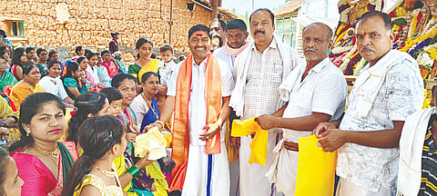 ದೇವಲಾಪುರ ಗ್ರಾಮದ ಇತಿಹಾಸ ಪ್ರಸಿದ್ಧ ಶ್ರೀ ಲಕ್ಕಮ್ಮದೇವಿ, ಶ್ರೀ ಲಕ್ಷ್ಮೀದೇವಿಯ ಜಾತ್ರಾ ಮಹೋತ್ಸವದಲ್ಲಿ ಸ್ತ್ರೀಯರಿಗೆ ಶ್ರೀ ಚಂದ್ರಶೇಖರ ಗುರೂಜಿ ಬಾಗಿನ ಅರ್ಪಿಸಿದರು. ಅಂಬಿಕಾ ರಾಮಣ್ಣ, ರಾಜಶೇಖರ್, ನಟರಾಜ್, ಸ್ವಾಮಿ, ರಾಮಪ್ರಸಾದ್, ನಾಗರಾಜ್, ಉಮೇಶ್, ನಾಗೇಶ್ ಇದ್ದರು. 