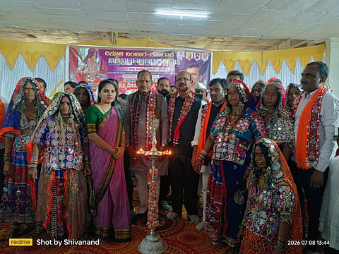 ಶಿರಹಟ್ಟಿಯ ವರವಿ ಮಠದಲ್ಲಿ ಹಮ್ಮಿಕೊಂಡಿದ್ದ ಬಂಜಾರ ಸಮಾಜದ ಜನಜಾಗೃತಿ ಸಮಾವೇಶದಲ್ಲಿ ಶಾಸಕರಾದ ಡಾ. ಚಂದ್ರು ಲಮಾಣಿ, ಪ್ರಭು ಚವ್ಹಾಣ, ಮಾಜಿ ಸಂಸದ ಡಾ. ಉಮೇಶ ಜಾಧವ್, ಇತರರು ಪಾಲ್ಗೊಂಡಿದ್ದರು.
