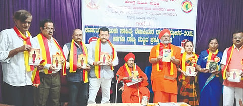 ಮುಂಡರಗಿ ಪಟ್ಟಣದಲ್ಲಿ ಗುರುವಾರ ಏರ್ಪಡಿಸಿದ್ದ ಚುಟುಕು ಸಾಹಿತ್ಯ ಲೇಖಕಿಯರ 10ನೇ ಸಮ್ಮೇಳನದಲ್ಲಿ ವಿವಿಧ ಗ್ರಂಥ ಬಿಡುಗಡೆಗೊಳಿಸಲಾಯಿತು. ಡಾ. ಅನ್ನದಾನೀಶ್ವರ ಶಿವಯೋಗಿಗಳವರು, ಡಾ. ಸುಜ್ಞಾನದೇವ ಶಿವಾಚಾರ್ಯರು, ಕೃಷ್ಣಮೂರ್ತಿ ಕುಲಕರ್ಣಿ ಇತರರಿದ್ದರು.