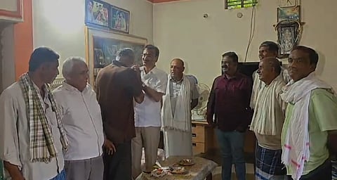 ಚಿರತೆ ದಾಳಿಯಿಂದ ನಷ್ಟಕ್ಕೊಳಗಾದ ರೈತ ಪ್ರೇಮೇಶ್ ಅವರಿಗೆ ಆರ್.ಟಿ.ಒ ಮಲ್ಲಿಕಾರ್ಜುನ್ ಆರ್ಥಿಕ ನೆರವು ನೀಡಿದರು. ಈ ಸಂದರ್ಭದಲ್ಲಿ ಗ್ರಾಮಸ್ಥರು ಉಪಸ್ಥಿತರಿದ್ದರು.
