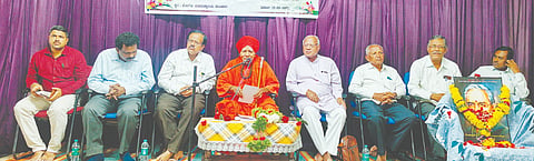 ಮುಂಡರಗಿ ಪಟ್ಟಣದ ಕೆ.ಆರ್. ಬೆಲ್ಲದ ಮಹಾವಿದ್ಯಾಲದಲ್ಲಿ ಬುಧವಾರ ಆಯೋಜಿಸಿದ್ದ ಗ್ರಂಥಪಾಲಕರ ದಿನಾಚರಣೆಯಲ್ಲಿ ನಾಡೋಜ ಡಾ.ಅನ್ನದಾನೀಶ್ವರ ಶಿವಯೋಗಿಗಳವರು ಆಶೀರ್ವಚನ ನೀಡಿದರು. ಡಾ.ಸಂಗಯ್ಯ ಶಿರೂರಮಠ, ಡಾ.ಬಿ.ಜಿ.ಜವಳಿ, ಆರ್.ಎಲ್.ಪೋಲೀಸ್‌ಪಾಟೀಲ, ವಿ.ಎಫ್.ಗುಡದಪ್ಪನವರ, ಇತರರಿದ್ದರು.