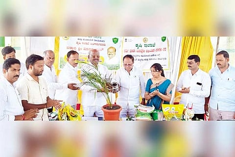 ಲಿಂಗಸುಗೂರಿನ ರೈತ ಸಂಪರ್ಕ ಕೇಂದ್ರದಲ್ಲಿ ಮಂಗಳವಾರ ಹಮ್ಮಿಕೊಂಡಿದ್ದ ಬಿತ್ತನೆ ಬೀಜ ವಿತರಣಾ ಕಾರ್ಯಕ್ರಮವನ್ನು ಶಾಸಕ ಮಾನಪ್ಪ ವಜ್ಜಲ್ ಅವರು ಸಸಿಗೆ ನೀರೆರೆಯುವ ಮೂಲಕ ಉದ್ಘಾಟಿಸಿದರು. ಸಹಾಯಕ ಕೃಷಿ ನಿರ್ದೇಶಕಿ ಎನ್.ವಿಜಯಾಮೂರ್ತಿ, ಬಿಜೆಪಿ ಮಂಡಲ ಅಧ್ಯಕ್ಷ ಕೆ.ನಾಗಭೂಷಣ, ಮುಖಂಡ ರಾದ ಗಿರಿಮಲ್ಲನಗೌಡ, ಅಯ್ಯಪ್ಪ ಮಾಳೂರು, ವೆಂಕನಗೌಡ ಐದನಾಳ, ರಾಜು ಚವ್ಹಾಣ್ ಇತರರಿದ್ದರು.