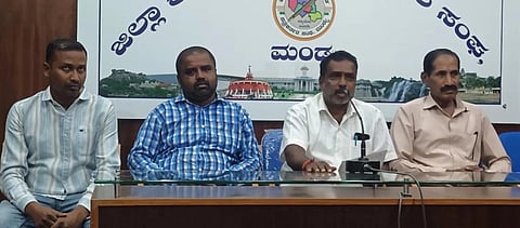 ಮಂಡ್ಯದಲ್ಲಿ ಆಯೋಜಿಸಿದ್ದ ಸುದ್ದಿಗೋಷ್ಠಿಯಲ್ಲಿ ಒಕ್ಕಲಿಗರ ಸಂಘದ ಶ್ರೀರಂಗಪಟ್ಟಣ ತಾಲೂಕು ಅಧ್ಯಕ್ಷ ಎಂ.ಬಿ.ಇಂದ್ರಕುಮಾರ್ ಮಾತನಾಡಿದರು.