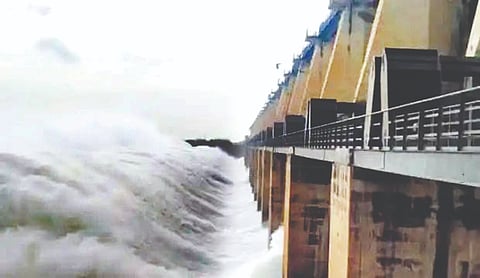ಲಿಂಗಸುಗೂರು ಸಮೀಪದ ನಾರಾಯಣಪುರ ಜಲಾಶಯಕ್ಕೆ ಒಳಹರಿವು ಹೆಚ್ಚಿದ್ದರಿಂದ 14 ಗೇಟ್‌ಗಳ ಮೂಲಕ 46,390 ಕ್ಯೂಸೆಕ್ ನೀರನ್ನು ಶನಿವಾರ ನದಿಗೆ ಹರಿಸಲಾಯಿತು. ಆಲಮಟ್ಟಿ ಡ್ಯಾಂನಿಂದ 70 ಸಾವಿರ ಕ್ಯೂಸೆಕ್ ನೀರು ನಾರಾಯಣಪುರ ಡ್ಯಾಂಗೆ ಹರಿದು ಬರುತ್ತಿದೆ. 33.313 ಟಿಎಂಸಿ ಅಡಿ ಸಂಗ್ರಹ ಸಾಮರ್ಥ್ಯವಿರುವ ಜಲಾಶಯದಲ್ಲಿ 31.77 ಟಿಎಂಸಿ ಅಡಿ ನೀರು ಶೇಖರಣೆಗೊಂಡಿದೆ.