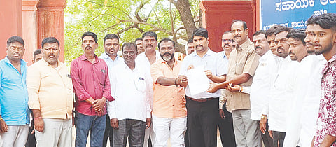 ಲಿಂಗಸುಗೂರಿನಲ್ಲಿ ಸಹಾಯಕ ಆಯುಕ್ತ ಬಸವಣೆಪ್ಪ ಕಲಶೆಟ್ಟಿಗೆ ಮಾದಿಗ ಸಮಾಜ, ದಲಿತ ಒಕ್ಕೂಟ ಸಮಿತಿ ಮನವಿ ಸಲ್ಲಿಸಿತು. 