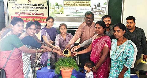 ಲಿಂಗಸುಗೂರು ಕೃಷಿ ವಿಸ್ತರಣಾ ಕೇಂದ್ರದಲ್ಲಿ ರೈತರು, ರೈತ ಮಹಿಳೆಯರಿಗೆ ಏರ್ಪಡಿಸಿದ್ದ ಕೌಶಲಾಭಿವೃದ್ಧಿ ಕಾರ್ಯಾಗಾರವನ್ನು ಕೃಷಿ ಇಲಾಖೆ ಉಪನಿರ್ದೇಶಕ ಡಾ.ಮುತ್ತುರಾಜ ಉದ್ಘಾಟಿಸಿದರು. ಕೇಂದ್ರದ ಮುಖ್ಯಸ್ಥೆ ಡಾ. ವಾಣಿಶ್ರೀ, ಕೃಷಿ ವಿಜ್ಞಾನಿ ರೇಣುಕಾ ಬಿರಾದಾರ, ಇತರರಿದ್ದರು.