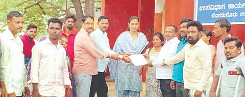 ಲಿಂಗಸುಗೂರಿನಲ್ಲಿ ಎಸಿ ಕಚೇರಿ ಎಫ್‌ಡಿಎ ಅನುಪಮಾ ಸಿಂಗ್‌ಗೆ ಅಂಗವಿಕಲರು ಹಾಗೂ ಪಾಲಕರ ಒಕ್ಕೂಟ ಮನವಿ ಸಲ್ಲಿಸಿತು. 