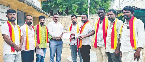 ಲಿಂಗಸುಗೂರಿನಲ್ಲಿ ಟಿಎಚ್‌ಒ ಹನುಮಂತರಾಯ ತಳ್ಳಳ್ಳಿಗೆ ಕರವೇ ಕಾರ್ಯಕರ್ತರು ಮನವಿ ಸಲ್ಲಿಸಿದರು.ತಾಲೂಕು ಅಧ್ಯಕ್ಷ ಆಂಜನೇಯ ಭಂಡಾರಿ, ಉಪಾಧ್ಯಕ್ಷ ಭೀಮೇಶ ನಾಯಕ, ಶಿವು ಪತ್ತಾರ, ಮೌನೇಶ ಬುಳ್ಳಾಪುರ, ಸಲೀಂಖಾನ್ ಇತರರಿದ್ದರು.