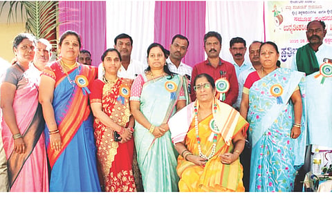 ಲಿಂಗಸುಗೂರು ಸಮೀಪ ಪೂಲಭಾವಿ ಸರ್ಕಾರಿ ಉನ್ನತೀಕರಿಸಿದ ಹಿರಿಯ ಪ್ರಾಥಮಿಕ ಶಾಲೆಯಲ್ಲಿ ಬಿಇಒ ಸುಜಾತಾ ಹೂನೂರು ಅವರನ್ನು ಸನ್ಮಾನಿಸಲಾಯಿತು. ಅಕ್ಷರ ದಾಸೋಹ ಸಹಾಯಕ ನಿರ್ದೇಶಕ ಮಾರ್ಟಿನ್ ಅಮಲ್‌ರಾಜ್, ಶಿಕ್ಷಣ ಸಂಯೋಜಕ ಬಸವರಾಜ ಗುಡಿಹಾಳ, ಸಿಆರ್‌ಪಿ ಶರಣಬಸವ ನಿಡಗುಂದಿ, ಮುಖ್ಯಶಿಕ್ಷಕ ಮೌನೇಶ ಕಂಬಾರ, ಗ್ರಾಪಂ ಪ್ರತಿನಿಧಿ ಮಹಾದೇವಪ್ಪ ಕಾಟಗಲ್ಲ, ಹಿರಿಯ ಶಿಕ್ಷಕರಾದ ರಾಮಜಿ ರಾಠೋಡ, ವೀರೇಶ ಹೊಸಗೌಡರ ಇತರರಿದ್ದರು.