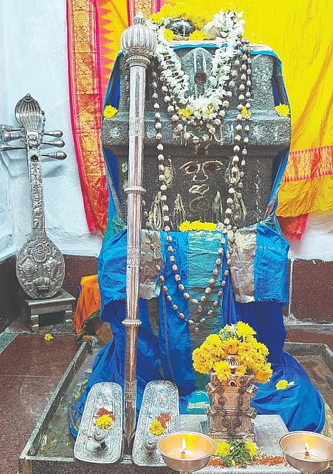 ಕಸಬಾ ಲಿಂಗಸುಗೂರಿನ ವರದೇಂದ್ರ ತೀರ್ಥರ ವೃಂದಾವನ.