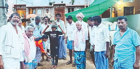 ಈಚನಾಳ ಗ್ರಾಮದಲ್ಲಿ ಮಳೆಗಾಗಿ ಗುರ್ಜಿ ಪೂಜೆ ಮಾಡಲಾಯಿತು. ಪ್ರಮುಖರಾದ ನಿಂಗನಗೌಡ ಪೊಪಾ, ಅಮರಪ್ಪ ದಳಪತಿ, ರಮೇಶ ದ್ಯಾಪೂರ, ನಾಗಣ್ಣ ದ್ಯಾಪೂರ, ದಸ್ತಗಿರಸಾಬ್, ಶರಣಪ್ಪ ಗೋವಿಂದಪ್ಪ ದಾಸರ, ಹನುಮಂತ ಗೌಂಡಿ, ಸಿದ್ದನಗೌಡ ಇದ್ದರು.