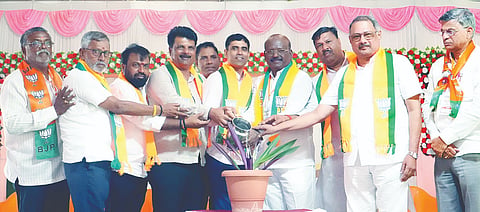 ಲಿಂಗಸುಗೂರಿನಲ್ಲಿ ಎಸ್‌ಐಆರ್ ಕುರಿತು ಬಿಜೆಪಿ ಮುಖಂಡರ ವಿಶೇಷ ಸಭೆಯನ್ನು ರಾಜ್ಯ ಬಿಜೆಪಿ ಪ್ರಧಾನ ಕಾರ್ಯದರ್ಶಿ ಪಿ.ರಾಜೀವ್ ಉದ್ಘಾಟಿಸಿದರು. ಬಿಜೆಪಿ ಜಿಲ್ಲಾಧ್ಯಕ್ಷ ವೀರನಗೌಡ ಪಾಟೀಲ್ ಲೆಕ್ಕಿಹಾಳ, ಶಾಸಕ ಮಾನಪ್ಪ ವಜ್ಜಲ್, ವಿಭಾಗ ಪ್ರಭಾರ ಅಮರನಾಥ ಪಾಟೀಲ್, ಶರಣು ತಳ್ಳಿಕೇರಿ, ಕೆ.ದಿವಾಕರ, ಬಸವಂತರಾಯ ಕುರಿ, ಸಂತೋಷ ರಾಜಗುರು, ಕೆ.ಕರಿಯಪ್ಪ ಇತರರಿದ್ದರು.