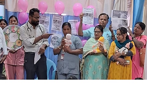 ಲಿಂಗಸುಗೂರು ಸಾರ್ವಜನಿಕ ಆಸ್ಪತ್ರೆಯಲ್ಲಿ ಹಮ್ಮಿಕೊಂಡಿದ್ದ ನವಜಾತ ಶಿಶು ಸಪ್ತಾಹ ಕಾರ್ಯಕ್ರಮದಲ್ಲಿ ಮಕ್ಕಳ ತಜ್ಞ ಡಾ.ಸಂಜೀವರೆಡ್ಡಿ ಮಾತನಾಡಿದರು. ಆರೋಗ್ಯ ಶಿಕ್ಷಣಾಧಿಕಾರಿ ಪ್ರಾಣೇಶ ಜೋಶಿ, ಶುಶ್ರೂಷಕ ಅಧಿಕಾರಿ ಮರ್ಲಿನಾ, ಪ್ರಮುಖರಾದ ಪ್ರೇಮಾ, ಶಿವಲೀಲಾ ಮೇಟಿ, ಪದ್ಮಾವತಿ ನಾಯಕ ಇದ್ದರು.