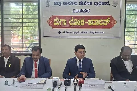 ವಿಜಯಪುರ ನಗರದ ಜಿಲ್ಲಾ ನ್ಯಾಯಾಲಯಾದ ಭವನದಲ್ಲಿ ಪ್ರಧಾನ ಜಿಲ್ಲಾ ಮತ್ತು ಸತ್ರ ನ್ಯಾಯಾಧೀಶರು ಹಾಗೂ ಜಿಲ್ಲಾ ಕಾನೂನು ಸೇವೆಗಳ ಪ್ರಾಧಿಕಾರದ ಅಧ್ಯಕ್ಷರಾದ  ಹರೀಶ.ಎ ಸುದ್ದಿಗೋಷ್ಠಿ ನಡೆಸಿದರು. ಹಿರಿಯ ಸಿವಿಲ್ ನ್ಯಾಯಾಧೀಶ ಅರವಿಂದ ಎಸ್ ಹಾಗರಗಿ, ಜಿಲ್ಲಾ ನ್ಯಾಯವಾದಿಗಳ ಸಂಘದ ಉಪಾಧ್ಯಕ್ಷ ಸುನೀಲ ಬಿರಾದಾರ, ಖಜಾಂಚಿ ಎಂ.ಎ.ಕಾಖಂಡಕಿ ಇದ್ದಾರೆ.