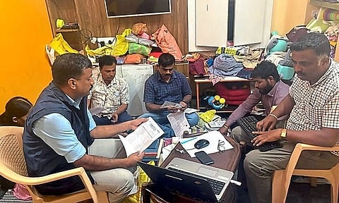 Lokayuktaಶಿರಹಟ್ಟಿಯ ಡಾ ಎನ್. ಎಚ್. ಓಲೆಕಾರ ಅವರ ಮನೆಯಲ್ಲಿ ಲೋಕಾಯುಕ್ತ ಅಧಿಕಾರಿಗಳ ತಂಡ ದಾಖಲೆಗಳನ್ನು ಪರಿಶೀಲಿಸಿತು. 