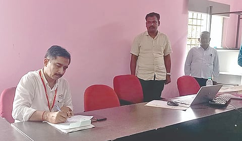 ಗಜೇಂದ್ರಗಡ ತಾಲೂಕಿನ ರಾಂಪುರ ಗ್ರಾಮ ಪಂಚಾಯಿತಿಗೆ ಲೋಕಾಯುಕ್ತ ಅಧಿಕಾರಿಗಳು ಭೇಟಿ ನೀಡಿ ಕಡತ ಪರಿಶೀಲಿಸಿದರು. 