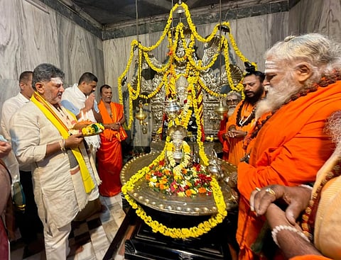 ಮುಖ್ಯಮಂತ್ರಿ ಡಿ.ಕೆ. ಶಿವಕುಮಾರ ತಮ್ಮ ಆರಾಧ್ಯ ದೈವ ಲಕ್ಷ್ಮೇಶ್ವರದ ಲಿಂ. ಜಗದ್ಗುರು ಶ್ರೀ ವೀರಗಂಗಾಧರ ಅಜ್ಜಯ್ಯನವರ ಕರ್ತೃ ಗದ್ದುಗೆಗೆ ಪೂಜೆ ಸಲ್ಲಿಸಿದರು. ಶ್ರೀ ವಿಮಲರೇಣುಕ ವೀರಕ್ತಮುನಿ ಶಿವಾಚಾರ್ಯರು ಇತರರು ಇದ್ದರು.