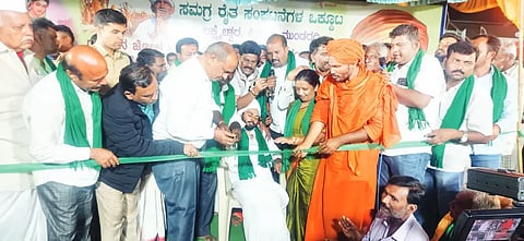 ಲಕ್ಷ್ಮೇಶ್ವರದ ರೈತರ ಹೋರಾಟ ವೇದಿಕೆಯಲ್ಲಿಯೇ ಮೆಕ್ಕೆಜೋಳದ ಬೆಂಬಲ ಬೆಲೆ ಖರೀದಿ ಕೇಂದ್ರವನ್ನು ಹೋರಾಟಗಾರರಿಂದಲೇ ಉದ್ಘಾಟಿಸಿದ ಜಿಲ್ಲಾಧಿಕಾರಿಗಳು. 