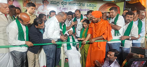 ಲಕ್ಷ್ಮೇಶ್ವರದಲ್ಲಿ ಮೆಕ್ಕೆಜೋಳದ (maize) ಬೆಂಬಲ ಬೆಲೆ ಖರೀದಿ ಕೇಂದ್ರವನ್ನು ಜಿಲ್ಲಾಧಿಕಾರಿಗಳು ಉದ್ಘಾಟಿಸಿದರು. 