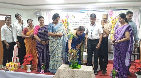ಉಡುಪಿಯ ಡಾ. ಜಿ.ಶಂಕರ್​ ಮಹಿಳಾ ಕಾಲೇಜಿನಲ್ಲಿ ಆಯೋಜಿಸಿದ್ದ 'ಲಕ್ಷ್ಯ' ಕಾರ್ಯಕ್ರಮವನ್ನು ರೋವೆನಾ ಫೆರ್ನಾಂಡಿಸ್​ ಉದ್ಘಾಟಿಸಿದರು. ಮಲ್ಲಿಕಾ,  ಪ್ರೊ. ಸೋಜನ್​ ಕೆ.ಜಿ., ಕೃಷ್ಣ ಭಟ್​, ಪ್ರೊ. ನಿಕೇತನಾ, ಪ್ರೊ. ಶ್ರೀಮತಿ ಅಡಿಗ, ಡಾ. ವಾರಿಜಾ ಇತರರಿದ್ದರು.