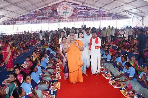 ಜಯನಗರದ ಚಂದ್ರಗುಪ್ತಮೌರ್ಯ  ಆಟದ ಮೈದಾನದಲ್ಲಿ ರಕ್ಷಾ ಫೌಂಡೇಷನ್ ವತಿಯಿಂದ ಹಮ್ಮಿಕೊಂಡಿದ್ದ ಲಲಿತಾ ಸಹಸ್ರನಾಮ ಧಾರ್ಮಿಕ ಕಾರ್ಯಕ್ರಮದಲ್ಲಿ ಮಂತ್ರಾಲಯ ಮಠದ ಶ್ರೀಸುಭುದೇಂದ್ರ ತೀರ್ಥ ಸ್ವಾಮೀಜಿ, ಬಿಜೆಪಿ ರಾಜ್ಯಾಧ್ಯಕ್ಷ ಬಿ.ವೈ. ವಿಜಯಯೇಂದ್ರ ಶಾಸಕ ಸಿ.ಕೆ.ರಾಮಮೂರ್ತಿ ಮತ್ತಿತರರು ಪಾಲ್ಗೊಂಡಿದ್ದರು. 