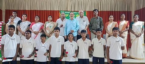 school parliament ಹುಬ್ಬಳ್ಳಿಯ ಲ್ಯಾಮಿಂಗ್ಟನ್​ ಬಾಲಕರ ಪ್ರೌಢಶಾಲೆಯಲ್ಲಿ ಶಾಲಾ ಸಂಸತ್ತಿನ ಪ್ರಮಾಣ ವಚನ ಕಾರ್ಯಕ್ರಮದಲ್ಲಿ ಎಂಎಲ್​ಸಿ ಲಿಂಗರಾಜ ಪಾಟೀಲ, ಎಸ್​.ಎಸ್​. ಮುಲ್ಕಿಪಾಟೀಲ, ದಿನೇಶ ಶೆಣೈ, ಮುರಳಿಧರ ಕರ್ಜಗಿ, ಡಿ.ಜೆ. ಜಾಧವ, ಭಾರತಿ ದೊಡ್ಡಮನಿ ಇತರರು ಪಾಲ್ಗೊಂಡಿದ್ದರು.