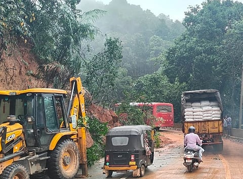 ಕುಮಟಾ-ಶಿರಸಿ ರಾಷ್ಟ್ರೀಯ ಹೆದ್ದಾರಿಯ ದೇವಿಮನೆ ಘಟ್ಟದ ರಸ್ತೆಯ ಮೇಲೆ ಗುಡ್ಡ ಕುಸಿದು (Hevy Rain)ಸಂಚಾರಕ್ಕೆ ಅಡ್ಡಿಯಾಗಿತ್ತು. ಯಂತ್ರ ಬಳಸಿ ತುರ್ತಾಗಿ ಕಲ್ಲು-ಮಣ್ಣು ತೆರವುಗೊಳಿಸಿ ವಾಹನ ಸಂಚಾರಕ್ಕೆ ಅನುವು ಮಾಡಿಕೊಡಲಾಯಿತು.