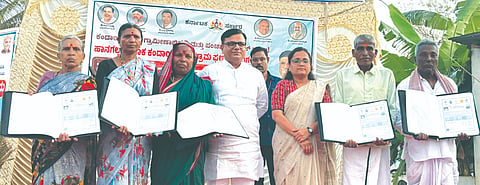 ಹಾನಗಲ್ಲ ತಾಲೂಕಿನ ಹುಲಗಿನಹಳ್ಳಿ ಗ್ರಾಮದಲ್ಲಿ ಭೂ ಗ್ಯಾರಂಟಿ (Land guarantee) ಕಾರ್ಯಕ್ರಮದಡಿ ಲಾನುಭವಿಗಳಿಗೆ ಶಾಸಕ ಶ್ರೀನಿವಾಸ ಮಾನೆ ಹಕ್ಕುಪತ್ರ ವಿತರಿಸಿದರು. 