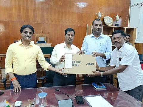 ಮಂಡ್ಯ ನಗರದಲ್ಲಿ ಜಿಲ್ಲಾಧಿಕಾರಿ ಡಾ.ಕುಮಾರ ರಾಜಸ್ವ ನಿರೀಕ್ಷಕರಿಗೆ ಲ್ಯಾಪ್‌ಟಾಪ್ ವಿತರಣೆ ಮಾಡಿದರು.