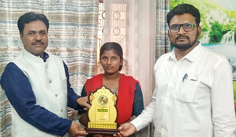 ಎಸ್​ಎಸ್​ಎಲ್​ಸಿ ಉರ್ದು ವಿಷಯದಲ್ಲಿ ಗರಿಷ್ಠ ಅಂಕ ಪಡೆದ ಭಾತಂಬ್ರಾದ ಉರ್ದು ಮಾಧ್ಯಮ ಪ್ರೌಢಶಾಲೆ ವಿದ್ಯಾರ್ಥಿನಿ ಲಾವಣ್ಯ ಗುಂಡಪ್ಪ ಅವರನ್ನು ಉರ್ದು ಅಕಾಡೆಮಿ ಸದಸ್ಯ ಮೊಹಮ್ಮದ್​ ಅಮೀನ್​ ನವಾಜ್​ ಬೀದರ್​ನಲ್ಲಿ ಸನ್ಮಾನಿಸಿದರು. ಮಹ್ಮದ್​ ಖಲೀಲ್​  ಇದ್ದರು.