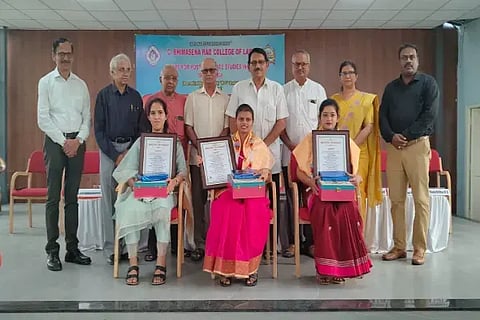 ನೂತನ ನ್ಯಾಯಾಧೀಶರಾಗಿ ಆಯ್ಕೆಯಾದ ಕಾಲೇಜಿನ ಹಿರಿಯ ವಿದ್ಯಾರ್ಥಿಗಳಾದ ಅನನ್ಯಾ ಶಾಸ್ತ್ರಿ, ಕೆ.ಎಸ್.ರಕ್ಷಿತಾ, ಸಂಮ್ಯಕ್ತಾ ಮುಪ್ಪಾನೆ ಅವರನ್ನು ಸನ್ಮಾನಿಸಲಾಯಿತು. ಡಾ. ಅನಲಾ, ಜಿ.ಎಸ್.ನಾರಾಯಣ ರಾವ್, ಎಸ್.ಎನ್.ನಾಗರಾಜ, ಎಂ.ಎಸ್.ಅನಂತದತ್ತಾ ಇತರರಿದ್ದರು.