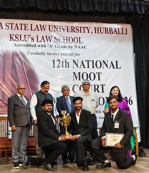 law vv program ಹುಬ್ಬಳ್ಳಿಯ ಕರ್ನಾಟಕ ರಾಜ್ಯ ಕಾನೂನು ವಿಶ್ವವಿದ್ಯಾಲಯದಲ್ಲಿ ಭಾನುವಾರ ಏರ್ಪಡಿಸಿದ್ದ ರಾಷ್ಟ್ರೀಯ ಕಲ್ಪಿತ ನ್ಯಾಯಾಲಯ ಸ್ಪರ್ಧೆಯಲ್ಲಿ ವಿಜೇತರಿಗೆ ಬಹುಮಾನ ವಿತರಿಸಲಾಯಿತು. ನ್ಯಾ. ಎಚ್​. ಬಿಳ್ಳಪ್ಪ, ಡಾ. ಸಿ. ಬಸವರಾಜು, ಡಾ. ದಯಾನಂದ, ಡಾ. ರತ್ನಾ ಭರಮಗೌಡರ, ಇತರರು ಇದ್ದರು.