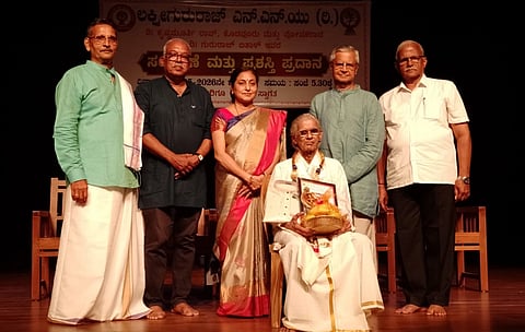 ಉಡುಪಿಯಲ್ಲಿ ಆಯೋಜಿಸಿದ್ದ ಕೃಷ್ಣಮೂರ್ತಿ ರಾವ್​ ಕೊಡವೂರು, ಗುರುರಾಜ್​ ಐತಾಳ್​ ಸಂಸ್ಮರಣೆ ಕಾರ್ಯಕ್ರಮದಲ್ಲಿ ನಾಟ್ಯಾಚಾರ್ಯ ನಾರಾಯಣ ಭಟ್​ ಅವರಿಗೆ ಪ್ರಶಸ್ತಿ ಪ್ರದಾನ ಮಾಡಲಾಯಿತು. ಕೆ. ನಾರಾಯಣ ಬಲ್ಲಾಳ್​, ಪ್ರೊ. ಎಂ.ಎಲ್​. ಸಾಮಗ, ಯತೀಶ್​ ಬೈಕಂಪಾಡಿ, ಲಕ್ಷ್ಮೀ ಗುರುರಾಜ್​ ಇದ್ದರು.
