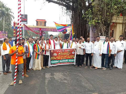 ಉಡುಪಿಯ ಜೋಡುಕಟ್ಟೆಯ ಪೂರ್ಣಪ್ರಜ್ಞ ಮಂಟಪದ ಬಳಿ ಉಡುಪಿ ಜಿಲ್ಲಾ ಸಹಕಾರಿ ಯೂನಿಯನ್​ನ ಹಸಿರು ಹೊರೆಕಾಣಿಕೆ ಸಮರ್ಪಣೆ ಮೆರವಣಿಗೆಗೆ ಜಯಕರ್​ ಶೆಟ್ಟಿ ಇಂದ್ರಾಳಿ ಚಾಲನೆ ನೀಡಿದರು. ಸುಪ್ರಸಾದ್​ ಶೆಟ್ಟಿ ಬೈಕಾಡಿ, ದೇವಿಪ್ರಸಾದ್​ ಶೆಟ್ಟಿ ಬೆಳಪು, ಆಶೋಕಕುಮಾರ್​ ಶೆಟ್ಟಿ ಬೆಳ್ಳಂಪಳ್ಳಿ, ದಿವಾಕರ್​ ಶೆಟ್ಟಿ ಕಾಪು, ವಿಜಯಕುಮಾರ್​ ಉದ್ಯಾವರ, ವೈ.ಸುಧೀರ್​ ಇತರರಿದ್ದರು.