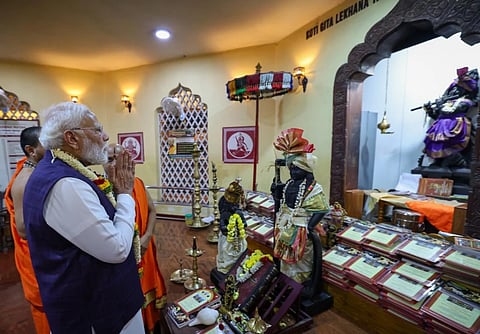 ಉಡುಪಿಯ ಗೀತಾ ಮಂದಿರದಲ್ಲಿ ಕೋಟಿ ಗೀತಾ ಲೇಖನ ಯಜ್ಞದ ಪುಸ್ತಕ ಸಮರ್ಪಣೆಗಾಗಿ ಪ್ರತಿಷ್ಠಾಪಿತ ಶ್ರೀಕೃಷ್ಣನ ಮೂರ್ತಿಗೆ ಪ್ರಧಾನಿ ನರೇಂದ್ರ ಮೋದಿ ನಮಿಸಿದರು. ಸುಗುಣೇಂದ್ರ ಶ್ರೀ, ಸುಶ್ರೀಂದ್ರ ಶ್ರೀ ಇದ್ದರು.