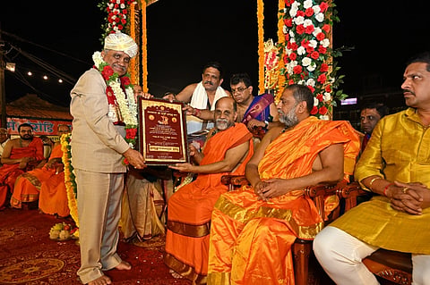 ಭಗವದ್ಗೀತೆಯ ಸಾರದಂತೆ ಕಾಯಕ, ಕರ್ತವ್ಯ, ಶ್ರಮ ಸಂಸ್ಕೃತಿಗೆ ಪ್ರತೀಕರಾದ ವಿಆರ್​ಎಲ್​ ಸಮೂಹ ಸಂಸ್ಥೆಗಳ ಸಿಎಂಡಿ ಡಾ. ವಿಜಯ ಸಂಕೇಶ್ವರ ಅವರಿಗೆ ಪರ್ಯಾಯ ಸುಗುಣೇಂದ್ರ ಶ್ರೀಗಳು "ಶ್ರೀಕೃಷ್ಣಗೀತಾನುಗ್ರಹ' ಪ್ರಶಸ್ತಿ ನೀಡಿ ಗೌರವಿಸಿದರು. ಮಂತ್ರಾಲಯದ ಸುಬುಧೇಂದ್ರ ಶ್ರೀ. ಕುಕ್ಕೆ ಸುಬ್ರಹ್ಮಣ್ಯದ ವಿದ್ಯಾಪ್ರಸನ್ನ ಶ್ರೀ, ಅದಮಾರು ಮಠದ ವಿಶ್ವಪ್ರಿಯ ಶ್ರೀ, ಪುತ್ತಿಗೆ ಸುಶ್ರೀಂದ್ರ ಶ್ರೀ ಇದ್ದರು.