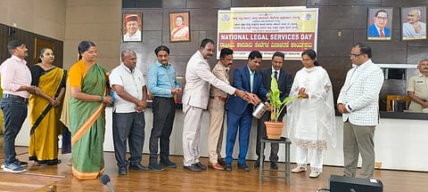 ಮಂಡ್ಯದಲ್ಲಿ ಆಯೋಜಿಸಿದ್ದ ರಾಷ್ಟ್ರೀಯ ಕಾನೂನು ಸೇವೆಗಳ ದಿನಾಚರಣೆಯನ್ನು ಪ್ರಧಾನ ಜಿಲ್ಲಾ ಹಾಗೂ ಸತ್ರ ನ್ಯಾಯಾಧೀಶ ಜಿ.ಎನ್.ಸುಬ್ರಹ್ಮಣ್ಯ ಗಿಡಕ್ಕೆ ನೀರೆರೆಯುವ ಮೂಲಕ ಉದ್ಘಾಟಿಸಿದರು. ಜಿಲ್ಲಾಧಿಕಾರಿ ಡಾ.ಕುಮಾರ, ಹಿರಿಯ ಸಿವಿಲ್ ನ್ಯಾಯಾಧೀಶ ಎಂ.ಆನಂದ್, ಜಿಲ್ಲಾ ಎಸ್ಪಿ ಮಲ್ಲಿಕಾರ್ಜುನ ಬಾಲದಂಡಿ, ಜಿಪಂ ಸಿಇಒ ಕೆ.ಆರ್.ನಂದಿನಿ, ವೆಂಕಟೇಶ್, ಬಿ.ಸಿ.ಶಿವಾನಂದಮೂರ್ತಿ, ಎಸ್.ಇ.ಗಂಗಾಧರಸ್ವಾಮಿ, ಬಿ.ಎಸ್.ಅನುಪಮಾ ಇತರರಿದ್ದರು.
