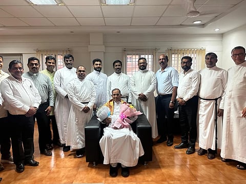 ಉಡುಪಿ ಕಥೊಲಿಕ್​ ಧರ್ಮಪ್ರಾಂತ್ಯದ ನೂತನ ಅಧ್ಯಕ್ಷ ಡಾ. ಲೆಸ್ಲಿ ಕ್ಲಿಫರ್ಡ್​ ಡಿಸೋಜಾ ಅವರನ್ನು ಯುನೈಟೆಡ್​ ಕ್ರಿಶ್ಚಿಯನ್​ ಫೋರಮ್​ ಅಭಿನಂದಿಸಿತು. ಪ್ರಶಾಂತ್​ ಜತ್ತನ್ನ, ಡೆನಿಸ್​ ಡೆಸಾ, ಐವನ್​ ಸೋನ್ಸ್​, ಕಿಶೋರಕುಮಾರ್​, ಸಂತೋಷ್​, ಪ್ರವೀಣ್​ ಮಾಬೆನ್​,  ಕ್ರಿಸ್ಟೋಫರ್​ ಇತರರಿದ್ದರು.