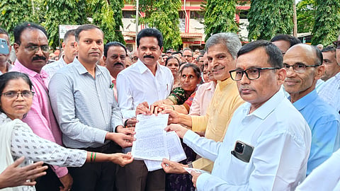 ಬೇಡ್ತಿ ಅಘನಾಶಿನಿ ನದಿ ತಿರುವು(river diversion) ವಿರೋಧಿಸಿ ಶಿರಸಿಯಲ್ಲಿ ಪತ್ರ ಚಳುವಳಿ ಮೂಲಕ ಮುಖ್ಯಮಂತ್ರಿಗೆ ಸಹಸ್ರಾರು ಪತ್ರ ಕಳಿಸಿಕೊಡಲಾಯಿತು. ಶಾಸಕ ಭೀಮಣ್ಣ ನಾಯ್ಕ, ಅನಂತ ಅಶೀಸರ, ಗೋಪಾಲಕೃಷ್ಣ ವೈದ್ಯ ಇತರರಿದ್ದರು.